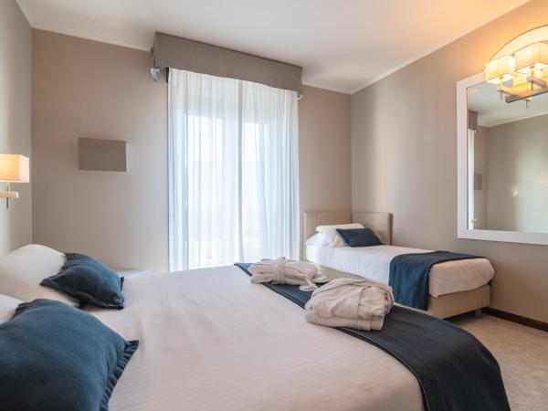 Hotel Anthony : photo 1 de la chambre grande chambre triple confort avec balcon - vue latérale sur mer