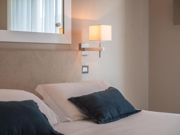 Hotel Anthony : photo 3 de la chambre grande chambre double confort avec balcon - vue latérale sur mer