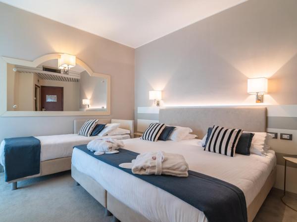 Hotel Anthony : photo 2 de la chambre chambre double ou lits jumeaux confort avec balcon - vue latérale sur mer