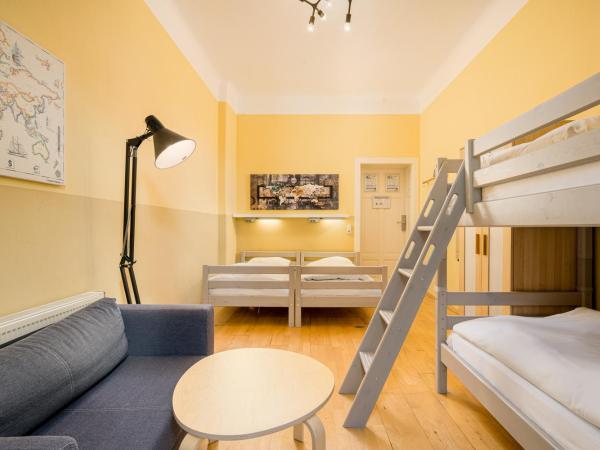 Hostel Mondpalast : photo 9 de la chambre chambre triple avec salle de bains commune