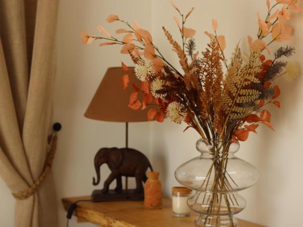 Chambre d'hôtes A Vadina Porticcio : photo 9 de la chambre studio lit king-size avec canapé-lit