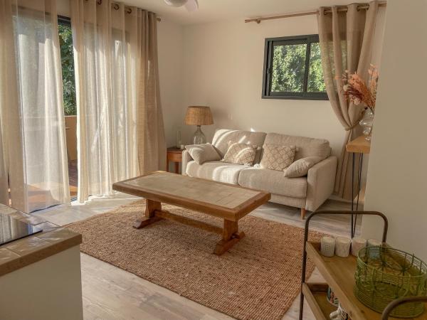 Chambre d'hôtes A Vadina Porticcio : photo 8 de la chambre studio lit king-size avec canapé-lit