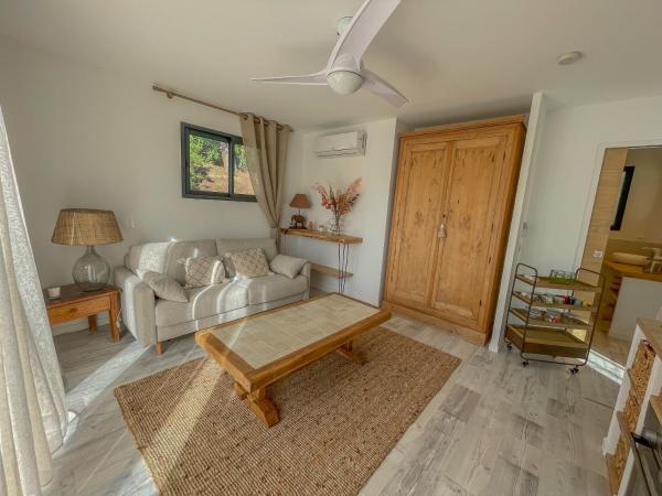 Chambre d'hôtes A Vadina Porticcio : photo 6 de la chambre studio lit king-size avec canapé-lit