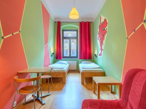 Hostel Mondpalast : photo 1 de la chambre chambre lits jumeaux avec salle de bains commune