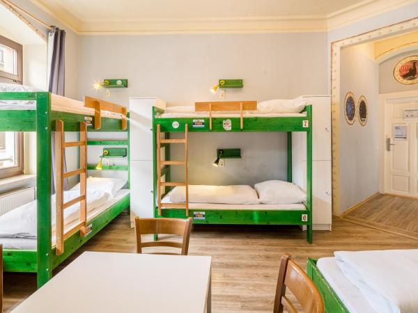 Hostel Mondpalast : photo 2 de la chambre lit simple dans dortoir mixte de 7 lits