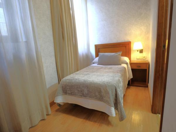 Hotel Granada Centro : photo 5 de la chambre chambre lits jumeaux avec lit d’appoint - 301