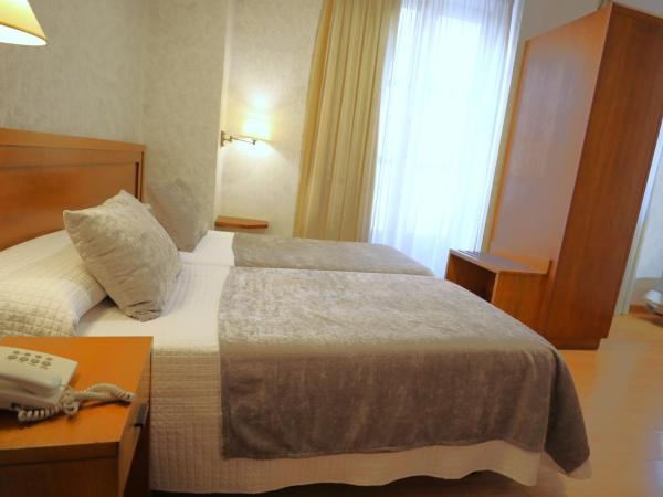 Hotel Granada Centro : photo 4 de la chambre chambre lits jumeaux avec lit d’appoint - 301