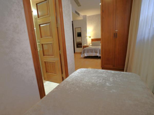 Hotel Granada Centro : photo 7 de la chambre chambre lits jumeaux avec lit d’appoint - 301
