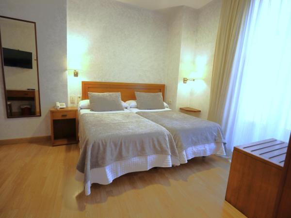 Hotel Granada Centro : photo 6 de la chambre chambre lits jumeaux avec lit d’appoint - 301