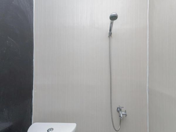 RedDoorz near Mayapada Hospital Surabaya : photo 6 de la chambre chambre double standard