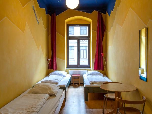 Hostel Mondpalast : photo 7 de la chambre chambre lits jumeaux avec salle de bains commune