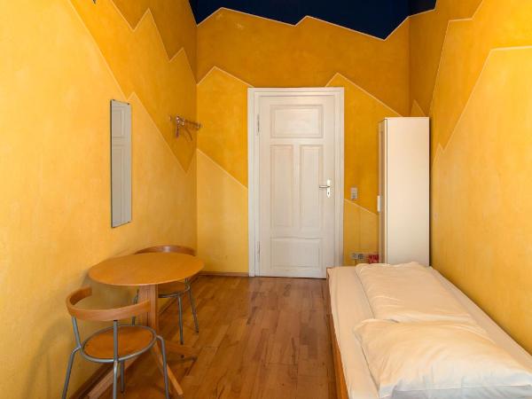 Hostel Mondpalast : photo 8 de la chambre chambre lits jumeaux avec salle de bains commune