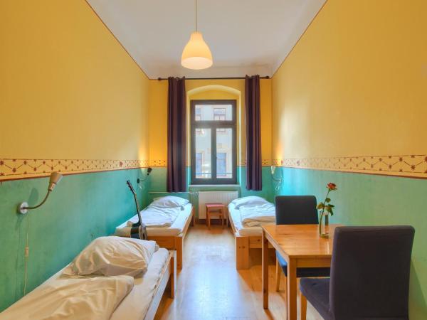 Hostel Mondpalast : photo 5 de la chambre chambre lits jumeaux avec salle de bains commune