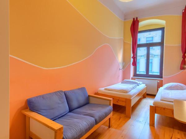 Hostel Mondpalast : photo 3 de la chambre chambre lits jumeaux avec salle de bains commune