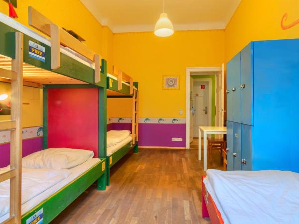Hostel Mondpalast : photo 2 de la chambre lit simple dans dortoir mixte de 5 lits