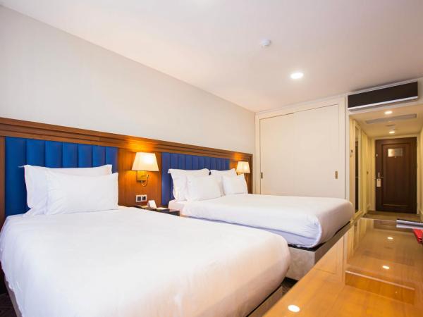 Ramada Plaza Sultanahmet : photo 4 de la chambre chambre lit king-size premium avec balcon - vue sur piscine