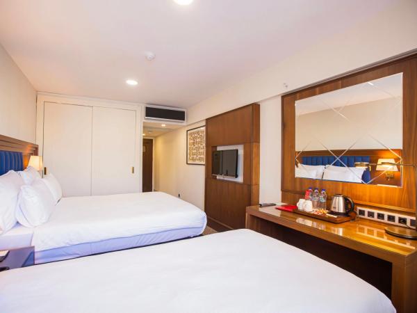 Ramada Plaza Sultanahmet : photo 3 de la chambre chambre lit king-size premium avec balcon - vue sur piscine