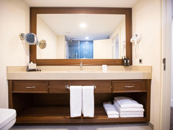 Ramada Plaza Sultanahmet : photo 7 de la chambre chambre lit king-size premium avec balcon - vue sur piscine