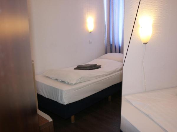 Hotel Berliner Hof : photo 7 de la chambre chambre double ou lits jumeaux avec salle de bains privative dans le couloir