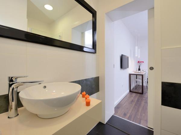 Guest house D&G -I apartment & room : photo 7 de la chambre chambre double deluxe avec balcon