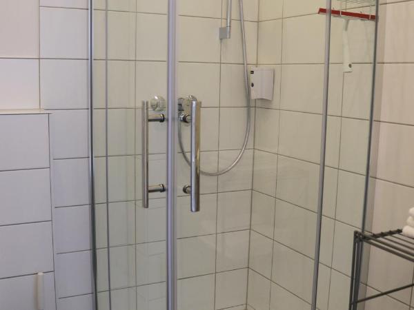 Schlafkonzept Hannover : photo 8 de la chambre chambre triple avec salle de bains privative
