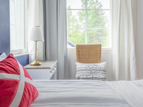 Villa Jokivarsi Bed & Breakfast : photo 2 de la chambre chambre double avec salle de bains privative