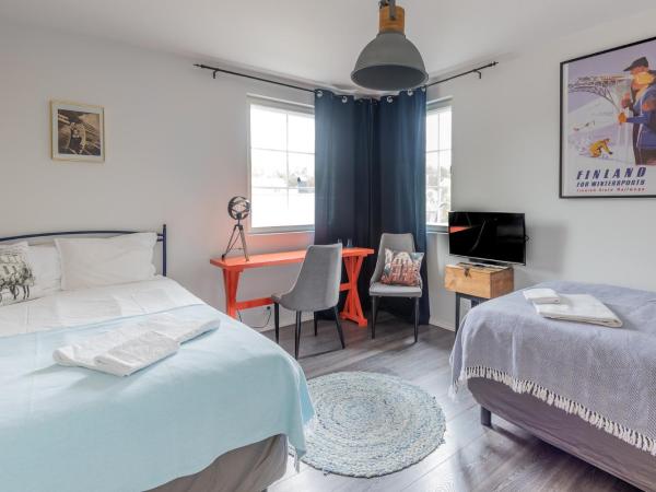 Villa Jokivarsi Bed & Breakfast : photo 2 de la chambre chambre lits jumeaux avec salle de bains commune