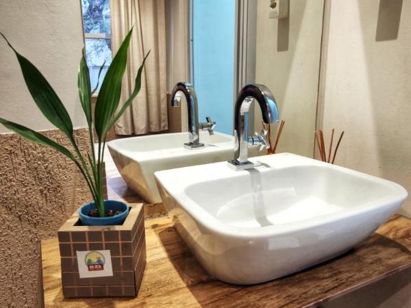 Rio Deal Guest House : photo 2 de la chambre suite supérieure avec salle de bains privative