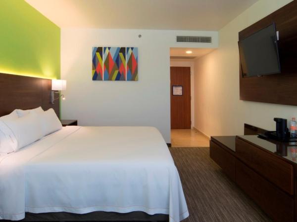 Holiday Inn Express Puebla, an IHG Hotel : photo 1 de la chambre chambre king standard avec vue sur ville