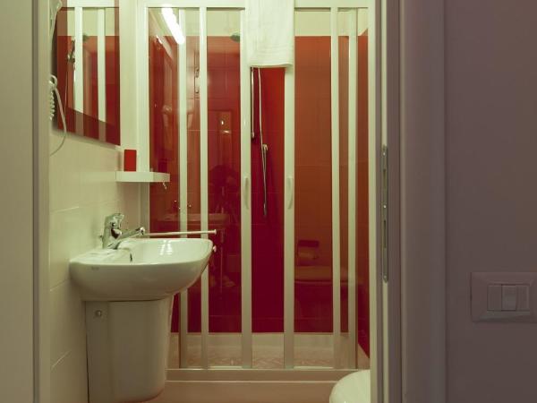 Il Giglio Rosso B&B : photo 2 de la chambre chambre simple confort avec douche