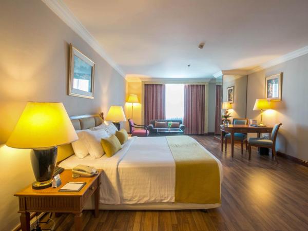 Golden Tulip Sovereign Hotel Bangkok : photo 4 de la chambre suite junior lit king-size