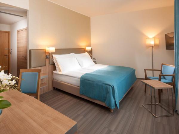 Holiday Inn Prague, an IHG Hotel : photo 4 de la chambre suite lit king-size avec canapé-lit