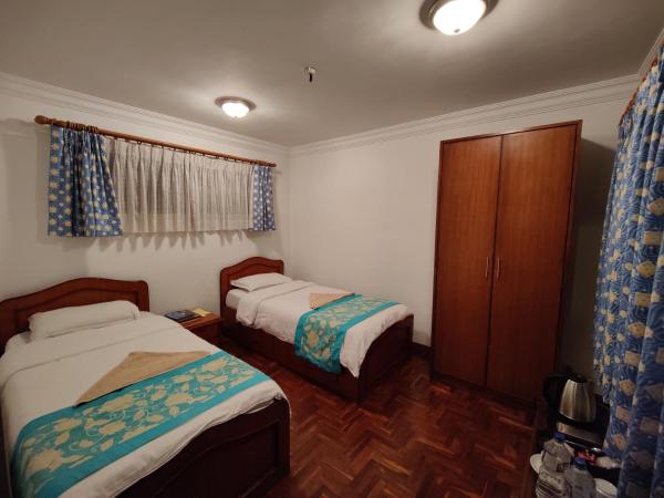 Sherpa Home Hotel : photo 1 de la chambre chambre lits jumeaux avec salle de bains commune