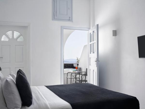 Mr and Mrs White Santorini : photo 6 de la chambre chambre double supérieure - vue latérale sur mer - bain à remous