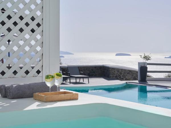 Mr and Mrs White Santorini : photo 8 de la chambre chambre double supérieure - vue latérale sur mer - bain à remous