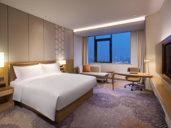 Holiday Inn Tianjin Xiqing, an IHG Hotel : photo 5 de la chambre chambre lit king-size standard avec accès au salon