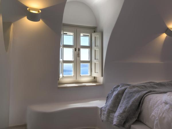 Nefeles Luxury Suites : photo 9 de la chambre suite junior avec jacuzzi - vue sur coucher de soleil