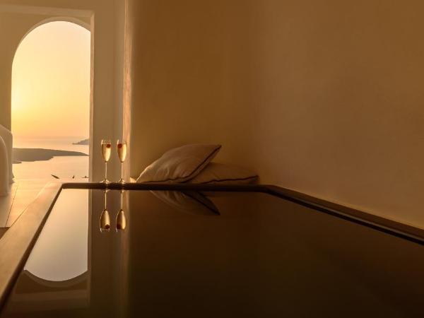 Nefeles Luxury Suites : photo 2 de la chambre suite supérieure avec jacuzzi - vue sur coucher de soleil 