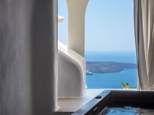 Nefeles Luxury Suites : photo 1 de la chambre suite supérieure avec jacuzzi - vue sur coucher de soleil 