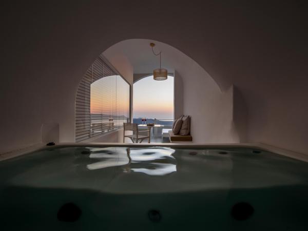 Nefeles Luxury Suites : photo 3 de la chambre suite senior avec bain à remous privé - balcon