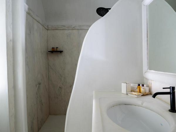 Nefeles Luxury Suites : photo 10 de la chambre suite senior avec bain à remous privé - balcon