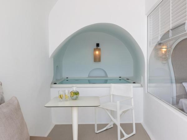 Nefeles Luxury Suites : photo 6 de la chambre suite senior avec bain à remous privé - balcon
