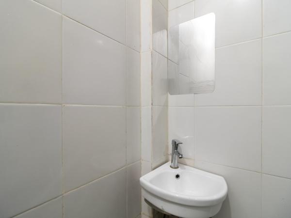 Urbanview Hotel Bizhome Artha Gading Boulevard by RedDoorz : photo 1 de la chambre chambre double supérieure