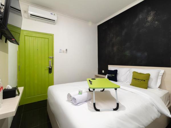 Urbanview Hotel Bizhome Artha Gading Boulevard by RedDoorz : photo 5 de la chambre chambre double supérieure