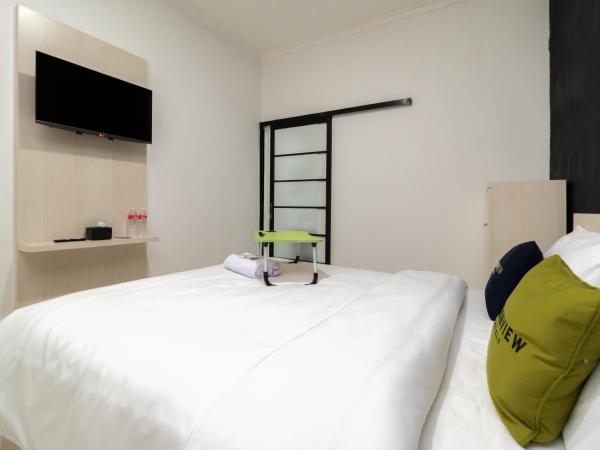 Urbanview Hotel Bizhome Artha Gading Boulevard by RedDoorz : photo 8 de la chambre chambre double supérieure