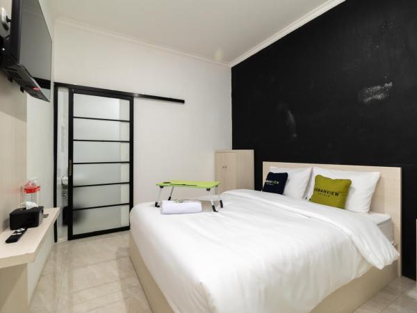 Urbanview Hotel Bizhome Artha Gading Boulevard by RedDoorz : photo 9 de la chambre chambre double supérieure