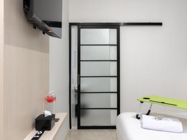 Urbanview Hotel Bizhome Artha Gading Boulevard by RedDoorz : photo 3 de la chambre chambre double Économique