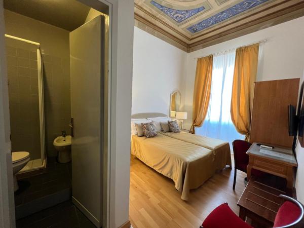 Hotel Villani : photo 7 de la chambre chambre double ou lits jumeaux deluxe - vue sur ville 