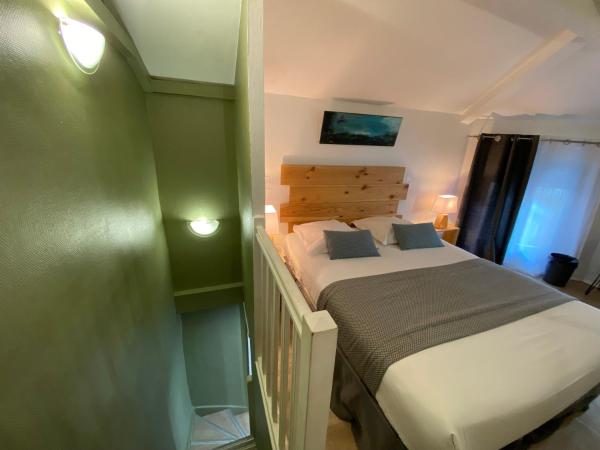 Lyo Hôtel - Centre Lyon Perrache : photo 3 de la chambre chambre suite en duplex avec baignoire spa