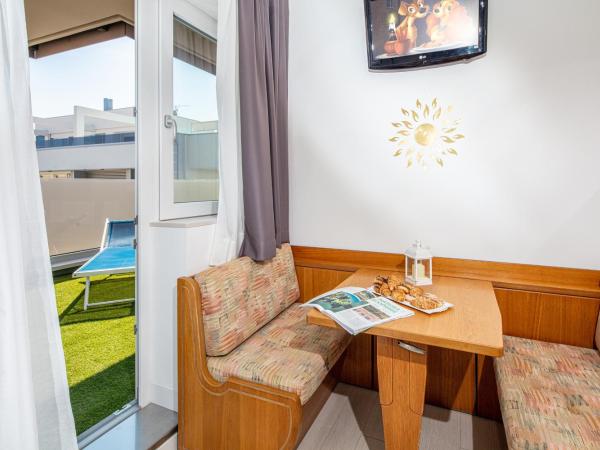 Hotel Alexander : photo 3 de la chambre chambre familiale - vue sur mer